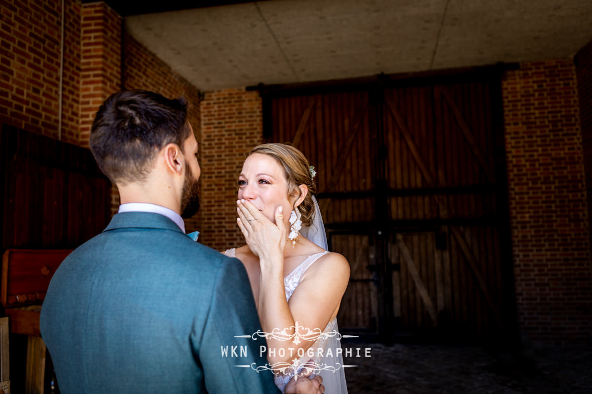 Le premier regard émouvant entre Claire et Corentin, un instant de pure émotion lors de leur mariage.